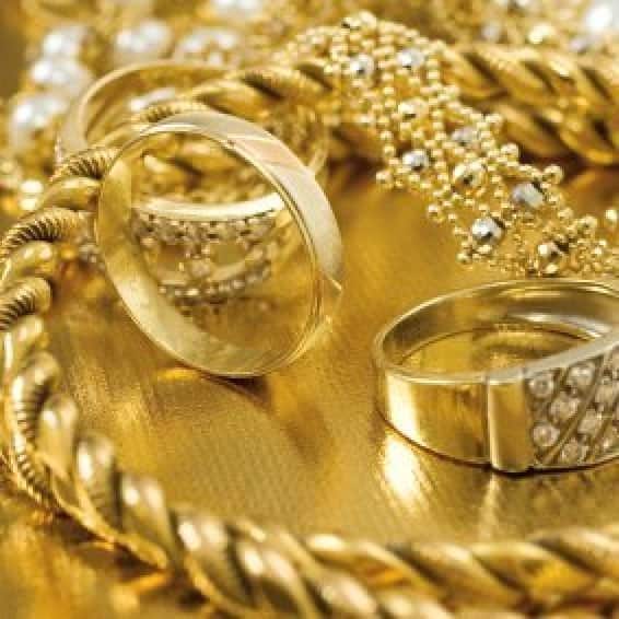 chatarra de oro roto y otras joyas de oro