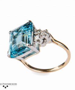 Pre-owned aquamarine and diamond ring made of 18-carat yellow gold