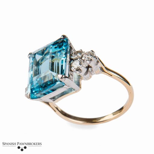 Pre-owned aquamarine and diamond ring made of 18-carat yellow gold