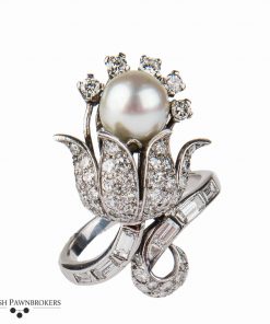 Anillo de diamantes y perlas cultivadas de segunda mano con diseño floral hecho de oro blanco de 14 quilates